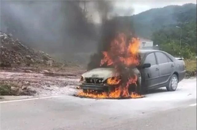 Ô tô đang chạy bất ngờ cháy dữ dội, tài xế bỏ chạy thoát thân - 1