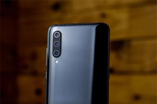 Xiaomi Mi 9 sở hữu 3 camera ở mặt lưng. Trong đó, cảm biến chính 48 MP, khẩu độ f/1.8. Cảm biến góc rộng 16 MP, f/2.2, ống kính tele 12 MP, f/2.2 cho khả năng zoom quang học 2x. Bộ ba này được trang bị đèn flash LED kép, lấy nét theo pha, quay video 4K, video siêu chậm với tốc độ 960 khung hình/giây.