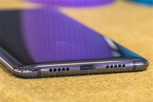 Loa ngoài, cổng USB Type-C và micro dưới cạnh đáy.