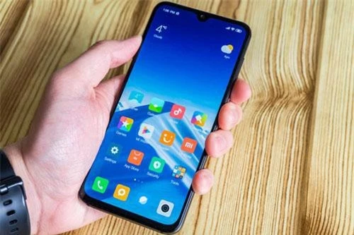 Xiaomi Mi 9 SE sử dụng tấm nền màn hình Super AMOLED kích thước 5,97 inch, độ phân giải Full HD Plus (2.340x1.080 pixel) cho mật độ điểm ảnh 432 ppi. Màn hình này được chia theo tỷ lệ 19,5:9, chiếm 90,47% diện tích mặt trước, tích hợp công nghệ HDR 10, dải màu DCI-P3, độ sáng tối đa 600 nit.