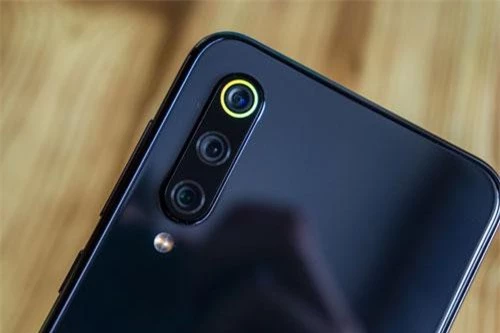 Ngoài thiết kế đẹp, cấu hình “khủng” trong tầm giá, Xiaomi Mi 9 SE còn được trang bị 3 camera sau. Trong đó, cảm biến chính 48 MP, khẩu độ f/1.8 cho khả năng lấy nét theo pha. Cảm biến thứ hai 13 MP, f/2.4 cho ống kính góc rộng 120 độ. Cảm biến tele 8 MP, f/2.4. Bộ ba này được trang bị đèn flash LED kép, quay video 4K với tốc độ 30 khung hình/giây, Full HD tốc độ 30/60/120 khung hình/giây hoặc HD tốc độ 960 khung hình/giây.