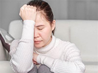 Dỗ dành con ngủ xong, tôi mở mâm cơm nhà chồng phần cho mà trố mắt kinh ngạc rồi nước mắt cứ ứa ra