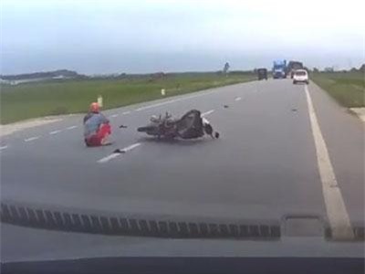 Qua đường không quan sát, người phụ nữ đi xe máy bị ô tô hất ngã