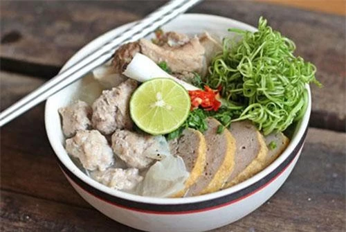 Bún mọc giò chả.