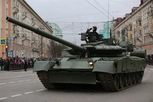 Xe tăng T-80BVM thuộc biên chế Hạm đội Phương Bắc duyệt binh tại thành phố Murmansk