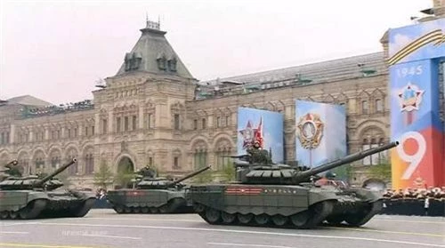 Đội hình xe tăng chiến đấu chủ lực T-72B3 tiến qua lễ đài