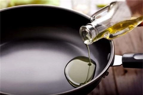 9. Dầu olive: Nếu bạn nghĩ cách dùng dầu olive đơn giản và bạn chỉ việc đổ dầu vào chảo, điều này chưa hoàn toàn đúng, bởi còn tùy chính xác loại dầu olive bạn đang dùng là loại nào. Nếu bạn đang nấu ăn bằng loại dầu chất lượng cao và đắt tiền, hãy dừng lại. Thay vào đó, bạn có thể sử dụng loại dầu olive chất lượng thấp hơn để nấu, và chỉ sử dụng loại dầu chất lượng cao rưới vào thức ăn khi hoàn thành.