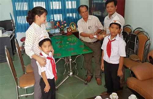 Bình Định: 2 học sinh Tiểu học trả lại 6 chỉ vàng nhặt được