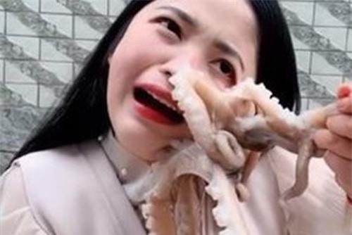 Cô gái mê hải sản nhận cái kết đắng khi 'đùa giỡn' với bạch tuộc