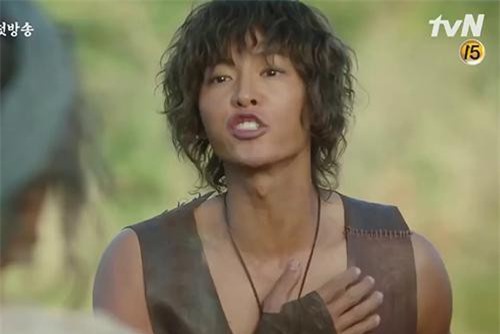 Song Jong Ki tay không chiến đấu ác liệt với kẻ thù như một chiến binh thực thụ