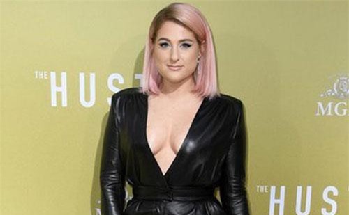 Meghan Trainor khoe vòng 1 căng đầy