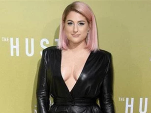 Meghan Trainor khoe vòng 1 căng đầy