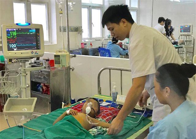 Nghệ An: Bé trai 5 tuổi suy đa tạng, nguy kịch tính mạng vì dùng thuốc nam hạ sốt
