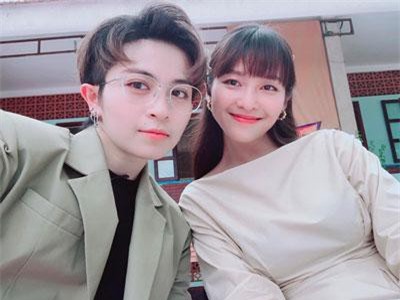 Khả Ngân và Gil Lê hướng dẫn tạo dáng sang chảnh nhưng bất ngờ nhất nằm ở giây cuối cùng