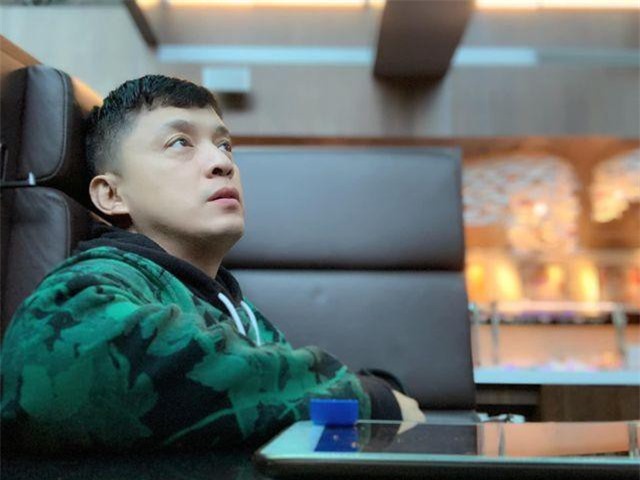 Ca sĩ Lam Trường phải ngủ ở sân bay vì mất giấy tờ