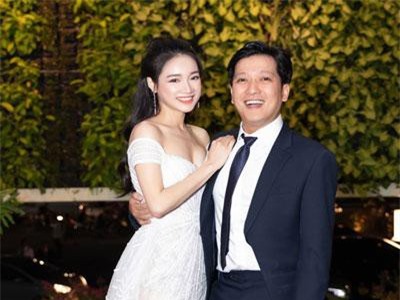 Nhã Phương ân cần đút đồ ăn cho Trường Giang bất ngờ hot trở lại