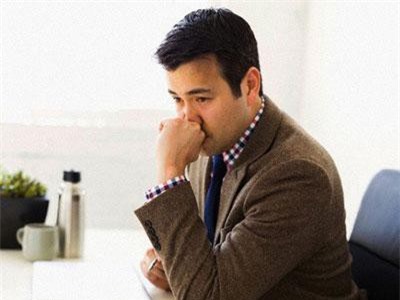 Con trai đưa bạn gái về ra mắt, tôi ngẩn người rồi đau khổ tột độ khi phát hiện thân thế của cô gái