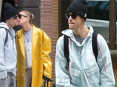 Được vợ Hailey Baldwin hôn thắm thiết nhưng Justin Bieber vẫn chưa thể cười vui vẻ, lý do là gì?