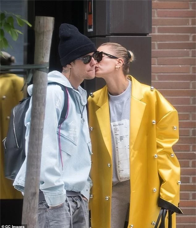 Được vợ Hailey Baldwin hôn thắm thiết nhưng Justin Bieber vẫn chưa thể cười vui vẻ, lý do là gì? - Ảnh 1.