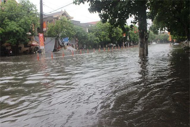 Đường phố Hà Tĩnh thành sông sau trận mưa lớn - 1