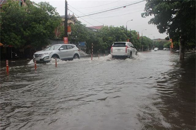 Đường phố Hà Tĩnh thành sông sau trận mưa lớn - 2