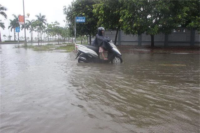 Đường phố Hà Tĩnh thành sông sau trận mưa lớn - 4