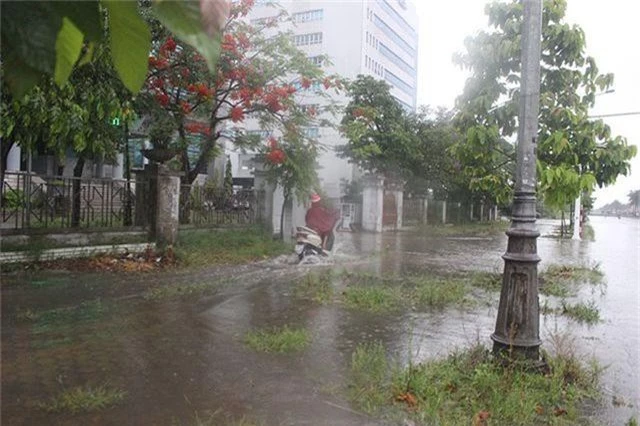 Đường phố Hà Tĩnh thành sông sau trận mưa lớn - 7
