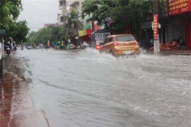 Đường phố Hà Tĩnh thành sông sau trận mưa lớn - 8