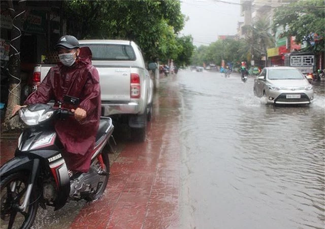 Đường phố Hà Tĩnh thành sông sau trận mưa lớn - 9