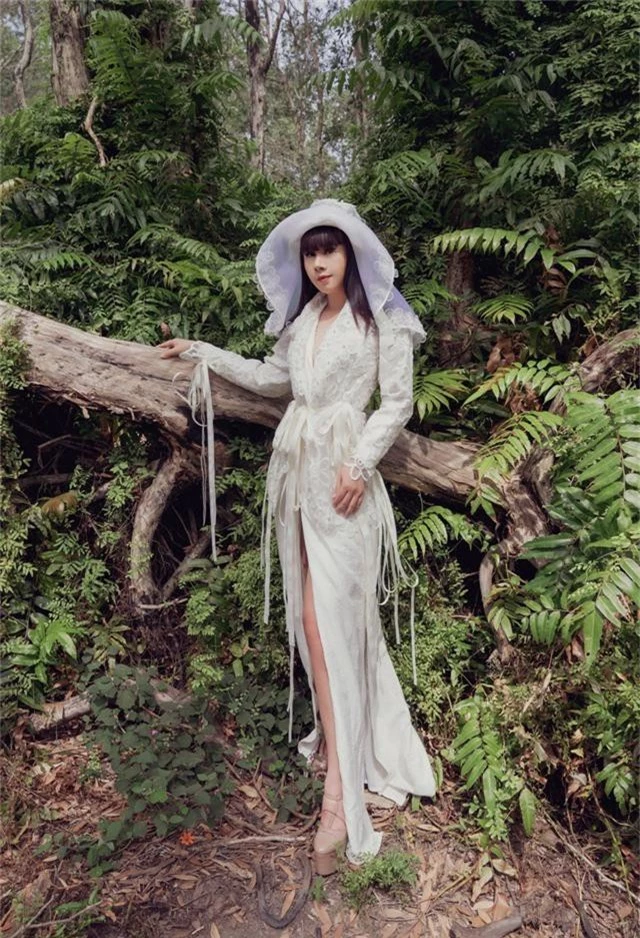 Hoa hậu Hằng Nguyễn khoe bộ ảnh độc trong rừng tràm cổ - Ảnh 11.