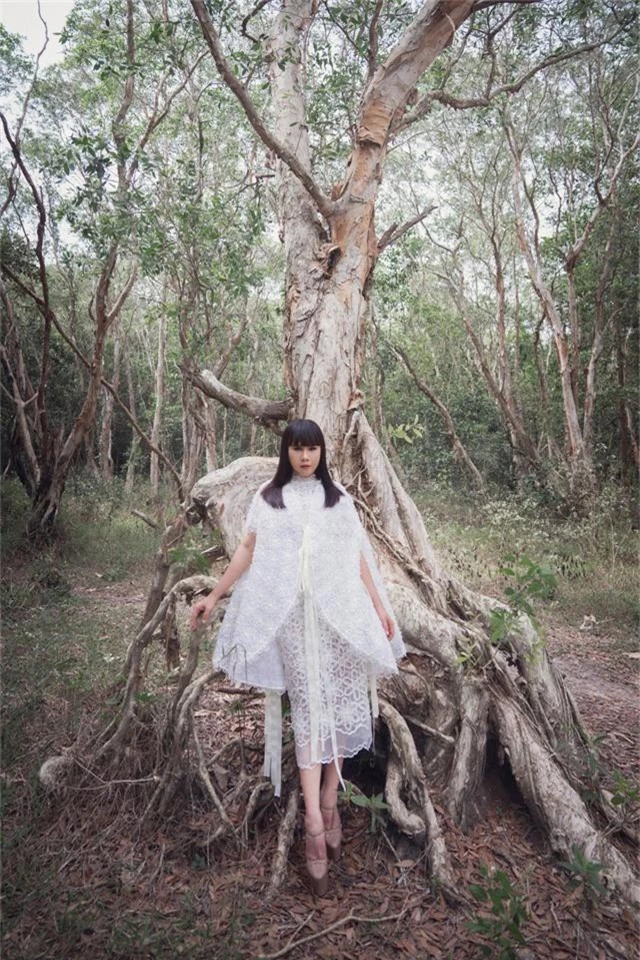 Hoa hậu Hằng Nguyễn khoe bộ ảnh độc trong rừng tràm cổ - Ảnh 5.