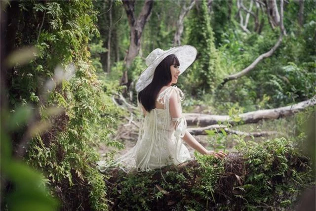 Hoa hậu Hằng Nguyễn khoe bộ ảnh độc trong rừng tràm cổ - Ảnh 6.