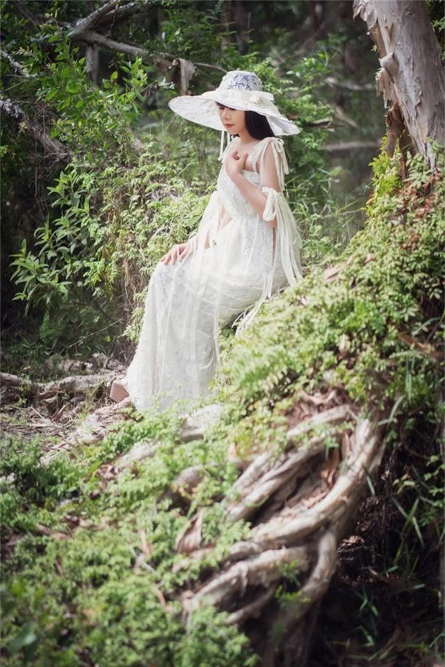 Hoa hậu Hằng Nguyễn khoe bộ ảnh độc trong rừng tràm cổ - Ảnh 9.