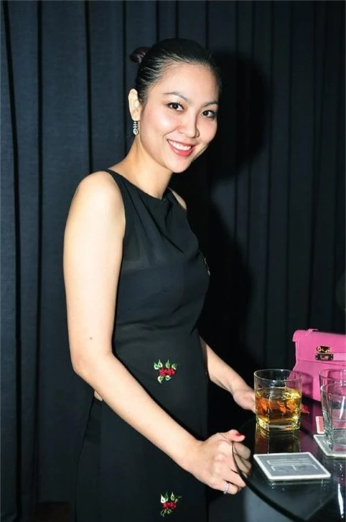Hoa hậu Phan Thu Ngân: Cuộc đời như công chúa Lọ Lem, từ cô bé bán bánh canh ngoài chợ thành con dâu nhà Thứ trưởng, nhưng chỉ hai năm đã tan tành giấc mộng lầu hồng - Ảnh 7.