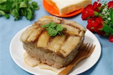 Nếu muốn pate gan heo thơm ngon hơn nữa, bạn có thể cho vào lò nướng thêm 15 phút cho phần mỡ xém cạnh vị sẽ càng ngon đậm. Pate gan heo có thể kẹp với bánh mì, ăn với xôi nóng hoặc cơm đều hợp.