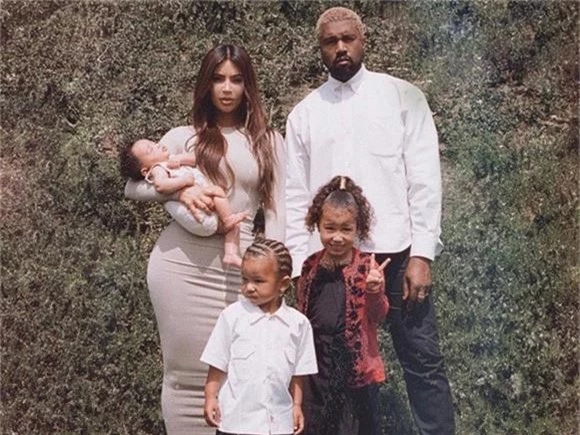 Vợ chồng Kim Kardashian đang túc trực ở bệnh viện, chào đón đứa con thứ 4 nhờ phương pháp mang thai hộ - Ảnh 1.