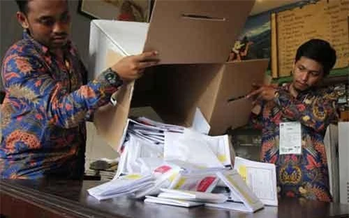 Kiểm phiếu bầu cử bằng tay tại Indonesia. (Ảnh: Reuters)