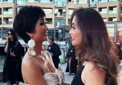 Đối thủ một thời tại Miss Universe 2018 gặp lại H'Hen Niê trên đất Úc, bất ngờ với câu nói đầu tiên thốt lên?