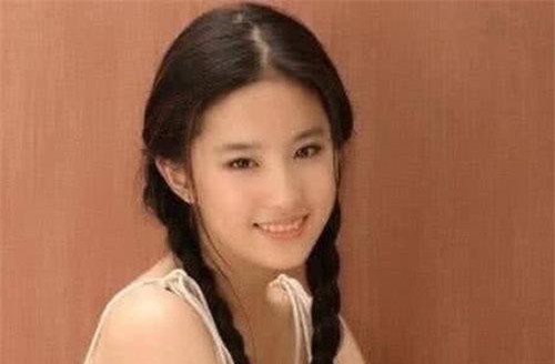 Chương Tử Di 24 tuổi xinh đẹp tựa nữ thần nhưng Lưu Diệc Phi tuổi 17 cũng đâu kém cạnh: Danh thần tiên tỷ tỷ không phải là trò đùa