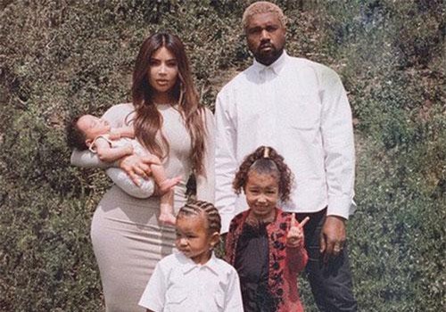 Vợ chồng Kim Kardashian đang túc trực ở bệnh viện, chào đón đứa con thứ 4 nhờ “đẻ thuê”