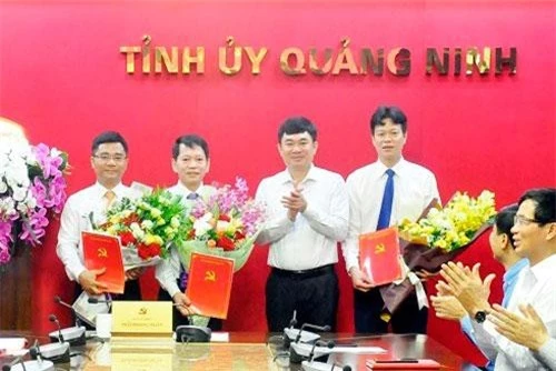 Phó Bí thư Tỉnh ủy Quảng Ninh Ngô Hoàng Ngân trao quyết định và chúc mừng các đồng chí được chỉ định.