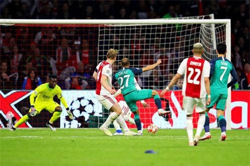 Mùa giải Champions League “điên rồ” qua thống kê