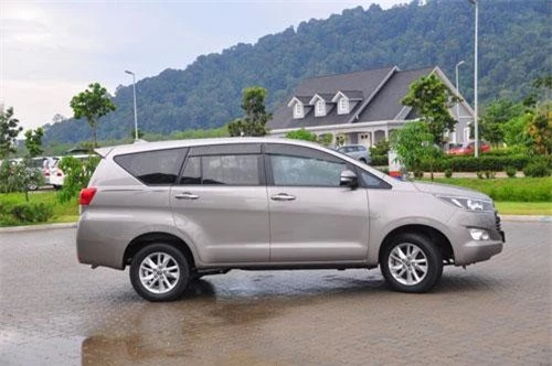 10. Toyota Innova (doanh số: 785 chiếc).