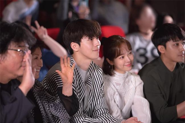 Nam Joo Hyuk ga lăng cởi áo khoác cho "chị đẹp" Han Ji Min, fan lại đùng đùng "gọi hồn" người này