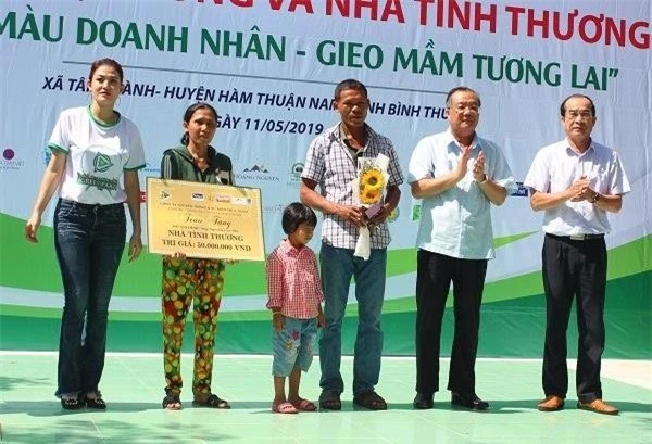 Nữ Doanh nhân Trần Thụy Ngọc Trúc cùng nguyên lãnh đạo Bộ LĐ- TB&XH Huỳnh Văn Tí trao tặng ngôi nhà tình thương cho vợ chồng anh Nguyễn Cao Phi.