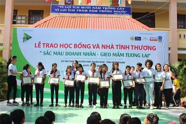 Trao quà cho các em học sinh có hoàn cảnh khó khăn.