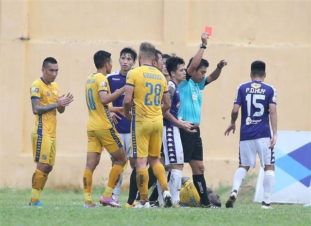 Đình Trọng nhận thẻ đỏ, CLB Hà Nội thảm bại trước Thanh Hoá