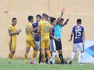 Đình Trọng nhận thẻ đỏ, CLB Hà Nội thảm bại trước Thanh Hoá