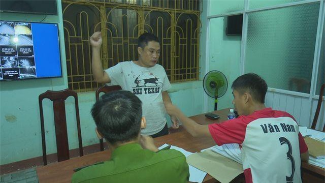 Đắk Lắk: Khởi tố, bắt giam cán bộ huyện nghi đâm chết đồng nghiệp tại quán karaoke