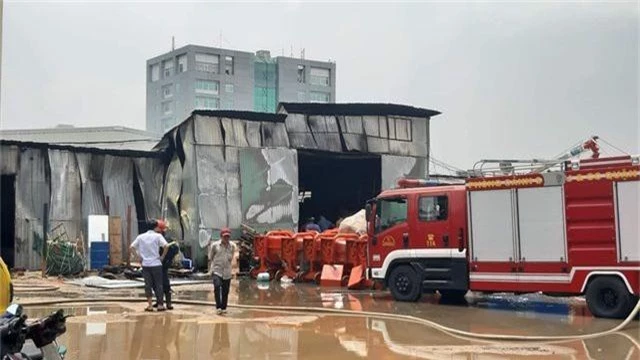 Cháy kho hàng rộng 1.000 m2, nhiều tài sản hóa thành tro - 3